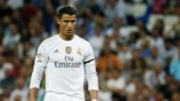 Cristiano, prepara un lanzamiento de falta.