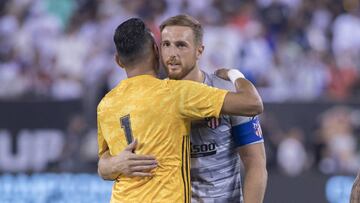 Oblak se abraza con Keylor durante el derbi jugado en Estados Unidos.