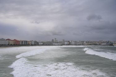Alerta roja en la costa de A Coruña con olas de hasta diez metros