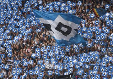Los aficionados locales recibieron a su equipo con colorido mosaico