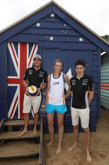 Los pilotos del equipo Sahara Force India Sergio Pérez y Esteban Ocón juegan un partido de voley playa en la playa de Brighton.