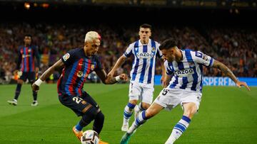 Soccer Football - LaLiga - FC Barcelona v Real Sociedad - Camp Nou, Barcelona, Spain - May 20, 2023 FC Barcelona's Raphinha in action with Real Sociedad's Diego Rico REUTERS/Albert Gea