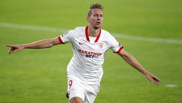 Luuk de Jong celebra un tanto con el Sevilla.