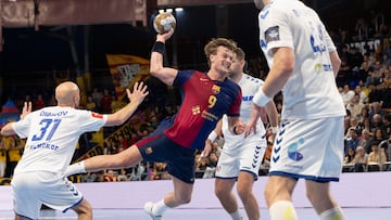 El lateral sueco del Barça Jonathan Carlsbogård lanza a puerta.