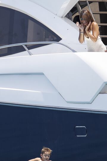 La familia Messi-Roccuzzo disfruta de unas id¨ªlicas vacaciones a bordo de un c¨®modo barco por las costas de las Islas Pitiusas.