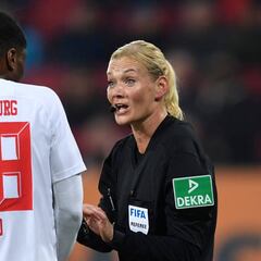 Sorpresa en Alemania: la primera árbitra de la Bundesliga se retira de manera repentina