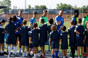 Los jugadores de Leganés saludan a niños de las escuelas del club tras un entrenamiento de pretemporada. 