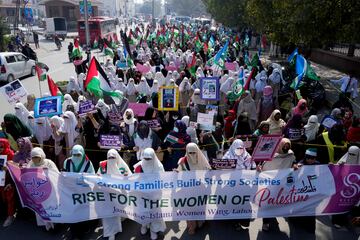 La gente asiste a una manifestación para conmemorar el Día Internacional de la Mujer en Lahore, Pakistán.