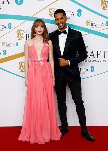 Madeleine Arthur y Elliot Knight posan a su llegada a los Premios de Cine de la Academia Británica de Cine y Televisión (BAFTA) de 2023 en el Royal Festival Hall de Londres, Gran Bretaña. 