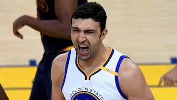 Zaza Pachulia celebra una canasta durante el primer partido de las Finales NBA.