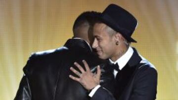 Neymar, con Etoo.
