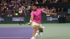 El tenista español Carlos Alcaraz devuelve una bola durante su partido ante Felix Auger-Aliassime en los cuartos de final del BNP Paribas Open, el Masters 1.000 de Indian Wells.