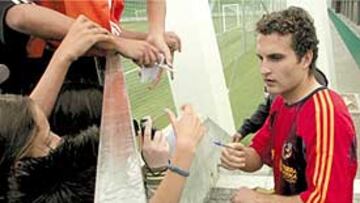 <b>ACLAMADO.</B> Baraja firmó autógrafos ayer a los afi cionados en el entrenamiento de la Selección.