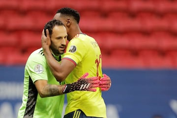 El equipo de Reinaldo Rueda derrotó a Uruguay en penales y avanzó a la siguiente ronda del torneo continental. David Ospina, la gran figura en Brasilia.