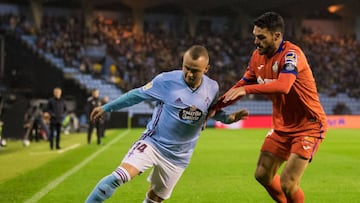 Stanislav Lobotka intenta regatear a Jorge Molina durante el partido entre el Celta y el Getafe.