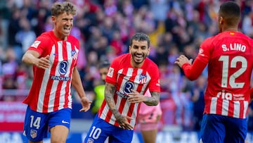 Marcos Llorente, Ángel Correa y Samuel Lino celebran un gol.