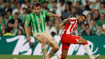 Sokratis, con Jonathan Viera.