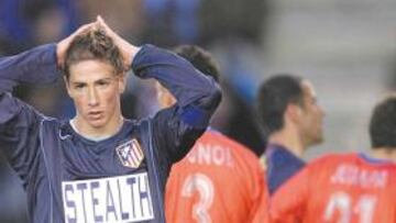 <b>DESESPERACIÓN. </b>Fernando Torres se lamenta tras el gol del Numancia, que deja al Atlético muy tocado en la lucha por entrar en Europa.