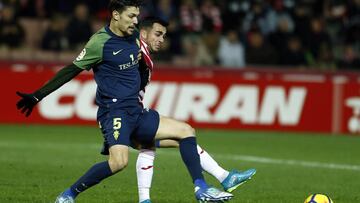 Federico Barba disputa un balón a Joselu