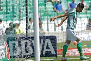 El jugador del Real Betis, Ruben Castro, se lamenta tras una ocasión fallada frente al Sevilla durante el partido correspondiente a la trigesimo tercera jornada de Liga BBVA, disputado hoy en el estadio Benito Villamarin. 