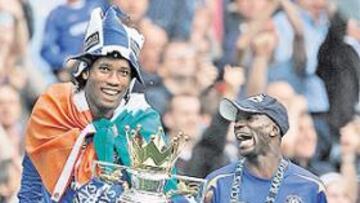 <b>ALZARON EL TROFEO. </b>Drogba y Makelele celebraron por todo lo alto el título.