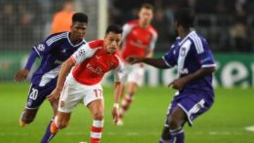 Alexis S&aacute;nchez encara a la defensa de Anderlecht en el triunfo por 2-1 en B&eacute;lgica.