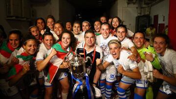 El entrenador de la Real Sociedad, Gonzalo Arconada, junto a sus jugadoras y la Copa de la Reina.