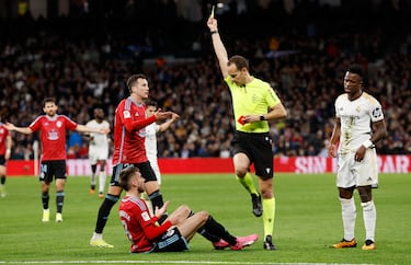 El '7' del Real Madrid realizó un empujón innecesario sobre Óscar Mingueza. El brasileño se marchó del defensor y este le agarró de la camiseta para no dejarle escapar. Vinicius acabó perdiendo los nervios y se revolvió empujando a Mingueza.