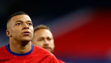 Soccer Football - Ligue 1 - Paris St Germain v Montpellier - Parc des Princes, Paris, France - January 22, 2021 Paris St Germain's Kylian Mbappe with Neymar during the warm up before the match REUTERS/Christian Hartmann