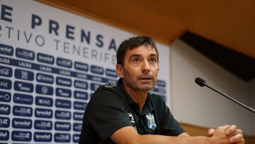 GRAFCAN5542. SANTA CRUZ DE TENERIFE, 12/08/2023.- El entrenador del CD Tenerife, Asier Garitano, compareció este sábado en rueda de prensa para analizar el partido del próximo lunes ante el Real Oviedo en el estadio Heliodoro Rodríguez López, correspondiente a la primera jornada de LaLiga Hypermotion 2023-2024 (Segunda División). EFE/Ramón de la Rocha
