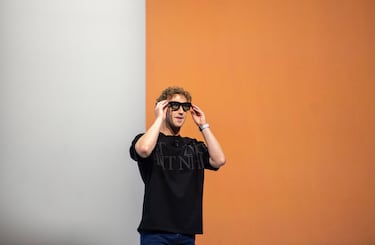 El presidente y director ejecutivo de la empresa Meta continúa liderando una red que incluye Instagram, WhatsApp y proyectos de metaverso y realidad virtual. El creador de Facebook sigue consolidando su posición en el sector de redes sociales y tecnología.

