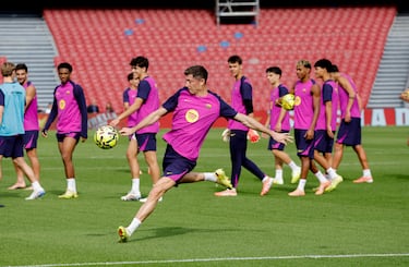 Robert Lewandowski chuta a portería durante el entrenamiento.