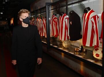 El nuevo jugador del Atleti, visita el museo rojiblanco. 