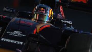 Carlos Sainz con el Toro Rosso en Barcelona.
