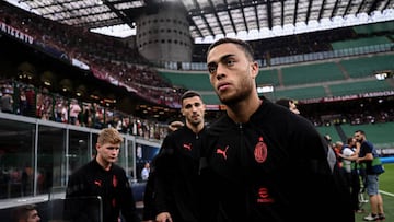 Sergiño Dest, jugador del AC Milan, llega al banquillo antes de un partido.