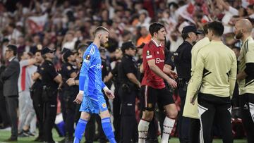 Manchester United's Spanish goalkeeper David de Gea (C) and teammates leave the pitch at the end of the UEFA Europa league quarter final second Leg football match between Sevilla and Manchester United at the Ramon Sanchez-Pizjuan stadium in Seville on April 20, 2023. (Photo by CRISTINA QUICLER / AFP)