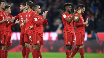 Soccer Football - Bundesliga - Bayern Munich v RB Leipzig - Allianz Arena, Munich, Germany - February 9, 2020  Bayern Munich&#039;s Thiago and teammates applaud the fans after the match  REUTERS/Andreas Gebert  DFL regulations prohibit any use of photogra