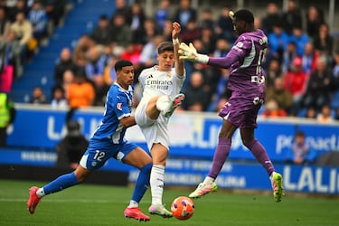Balón al espacio que terminó encontrando Arda Güler en su mano a mano ante Owono, pero no logró rematar ante la salida del portero del Alavés.