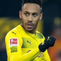 El padre de Aubameyang la lía: "Tratan a mi hijo como un mono"