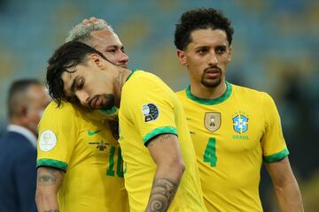 Neymar con Lucas Paquet¨¢ y Marquinhos tras finalizar el partido.