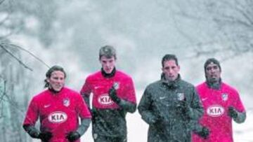 <b>SERIEDAD Y NIEVE. </b>Tras la reunión, el Atlético salió a correr bajo la nieve y no se vio ni una sonrisa.
