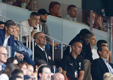 Rafa Mir observa desde el palco de Mestalla un partido del Valencia.