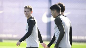 Barcelona's Spanish midfielder #06 Gavi (L) and teammates arrive for a training session in Barcelona on October 27, 2023, on the eve of the Spanish league football match against Real Madrid. (Photo by Josep LAGO / AFP)