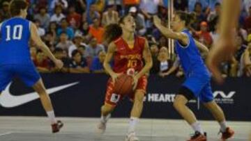 OTRO ÉXITO. Laia Flores intenta irse de una jugadora italiana.