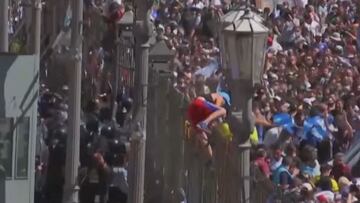 Lacrimógenos y gente trepando: La angustia en la Casa Rosada