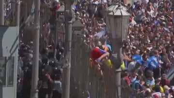 Lacrimógenos y gente trepando: La angustia en la Casa Rosada