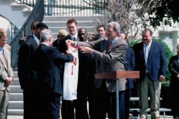 En 1997, en la visita como campeones de los Bulls a la Casa Blanca. Les recibe Bill Clinton.