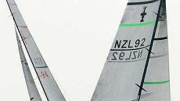 <b>CONTUNDENCIA.</b> El Emirates Team New Zealand desquició al Luna Rossa tras conseguir su cuarta victoria seguida en la final de la Copa Louis Vuitton, a pesar de que en la regata los italianos habían conseguido adelantarse en una salida igualada .