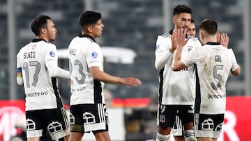 Chile's Colo Colo players celebrate after defeating Brazil's Internacional during their Copa Sudamericana football tournament round of sixteen first leg match, at the Monumental David Arellano stadium in Santiago on June 28, 2022. (Photo by Javier Torres / AFP)