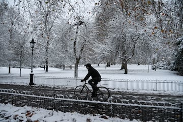 Una persona va en bicicleta por el St James's Park de Londres. 